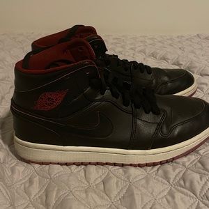 Jordan 1 Mid ‘Red Black’ Size 8